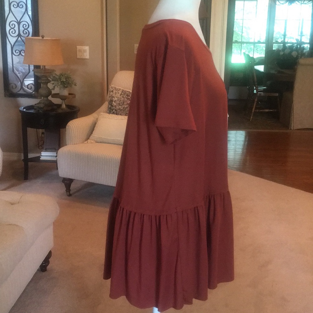 entro top in a beautiful shade of maroon - Picture 3 of 7
